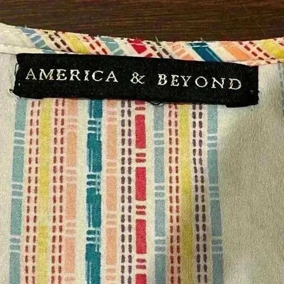 America & Beyond Rainbow Sunshine Beach
Cover Up Dress Size Small - Picture 14 of 14